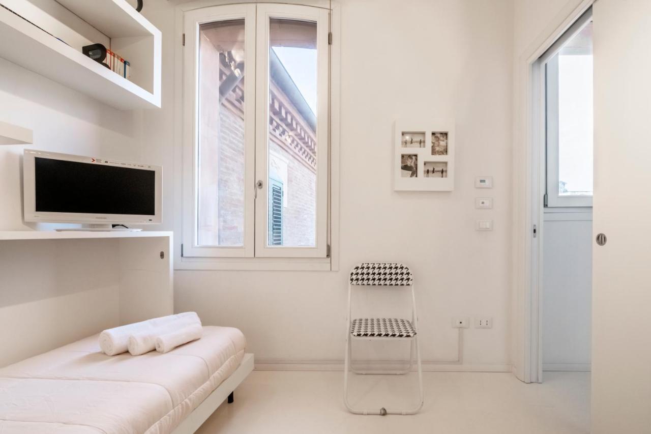 Charming Flat In Centro A Ferrara Con Posto Auto Villa Exterior photo